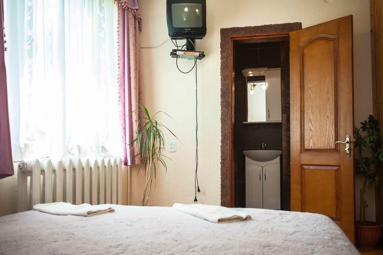 Hotel Lisoviy Zatyshok, Z Vidkrutum Litnim Baseynom à Slavsko Extérieur photo